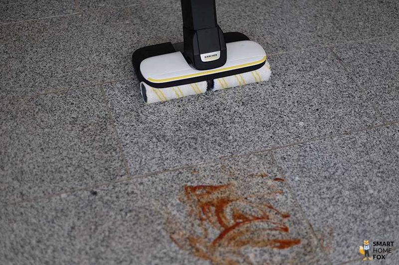 Ketchup auf Fliesenboden für den Kärcher FC 4-4 Hartbodenreiniger Test